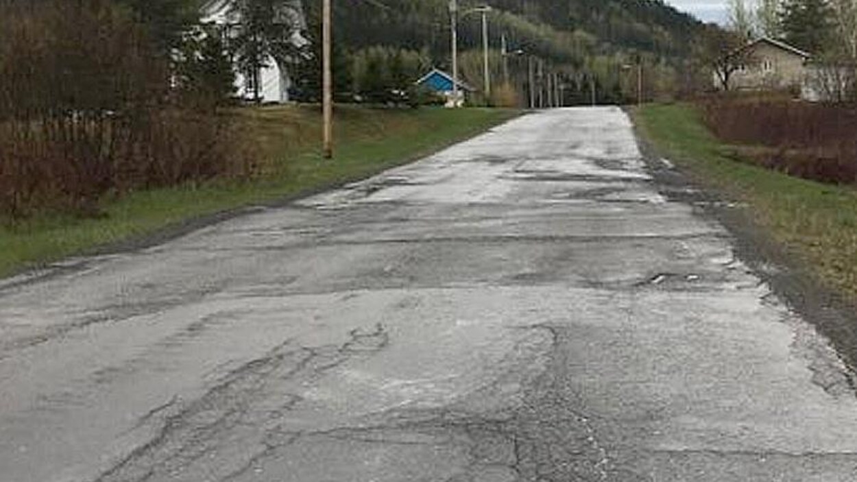 Une route dont l'asphalte est cahoteuse.