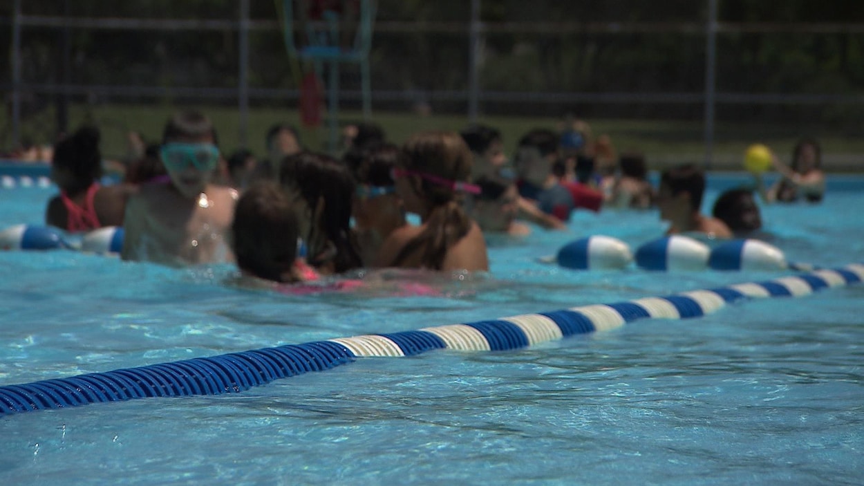 Des enfants dans une piscine.