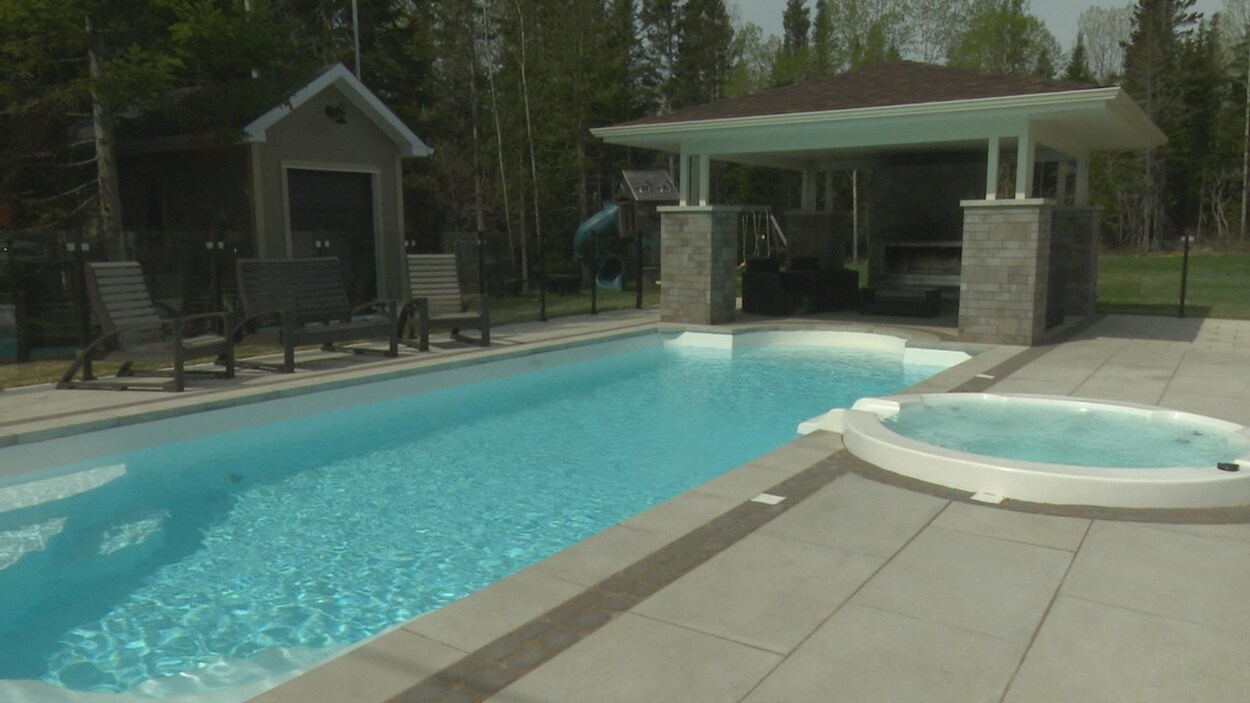 La vente de piscines est en hausse en raison des mesures de confinement et de distanciation physique liées à la COVID-19.