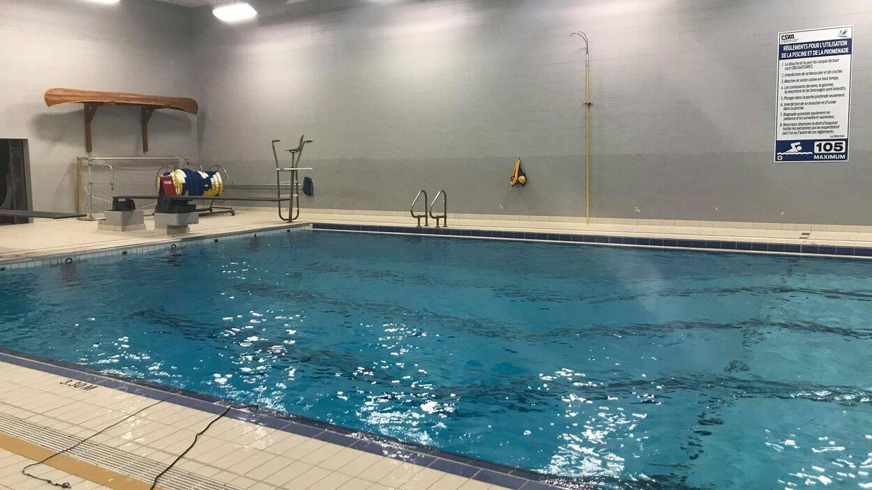 Une piscine d'école secondaire.