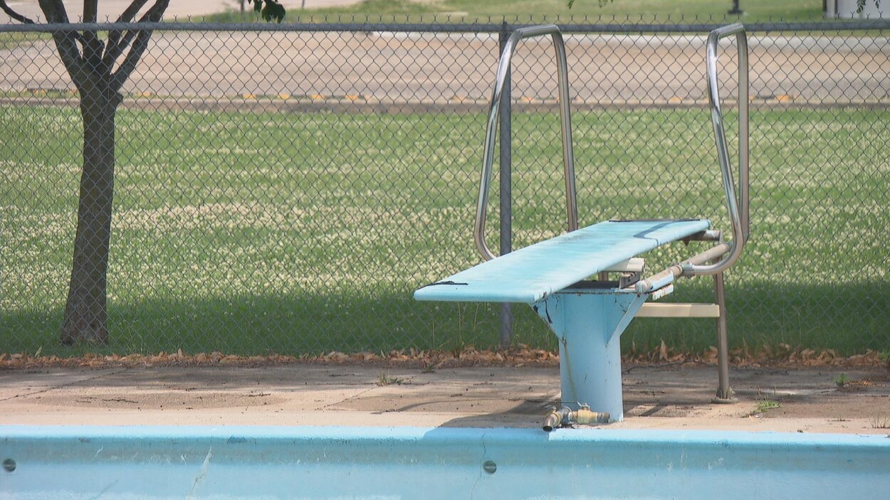 Un tremplin à piscine bleu.