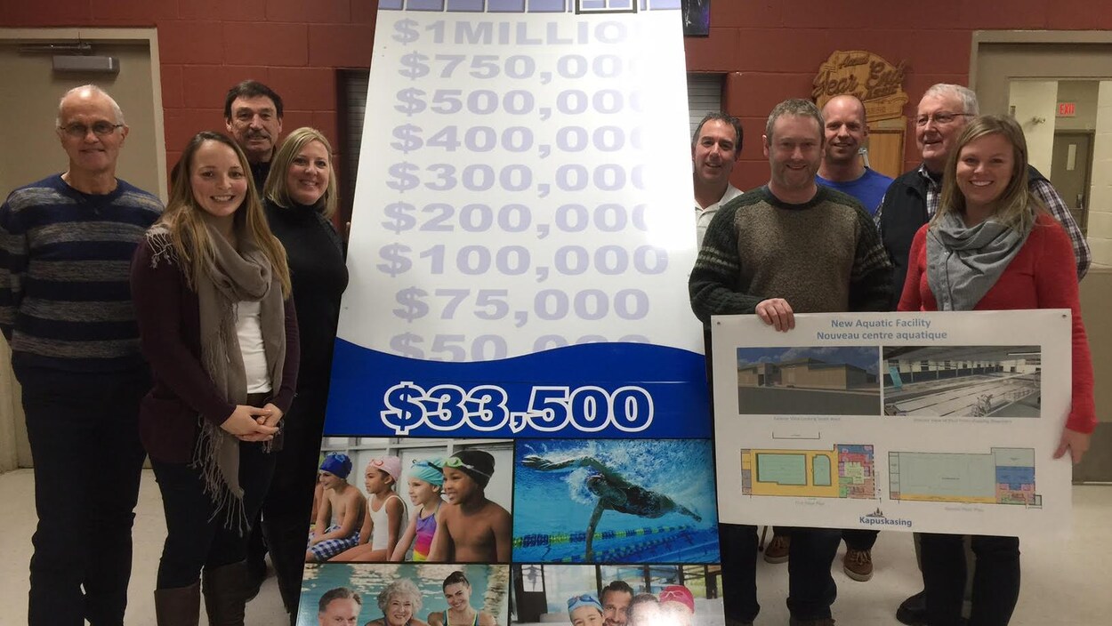 Des représentants de la Ville de Kapuskasing et d'un comité de financement pour un nouveau centre aquatique.
