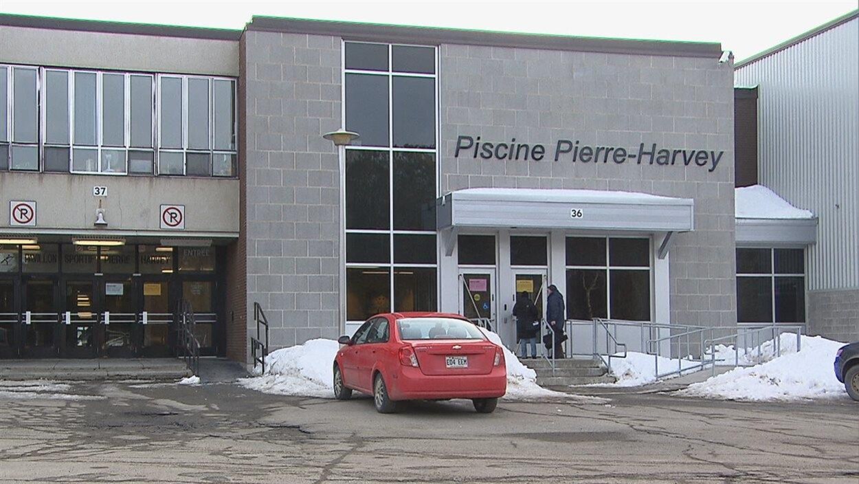 La façade de la piscine Pierre-Harvey à Rimouski
