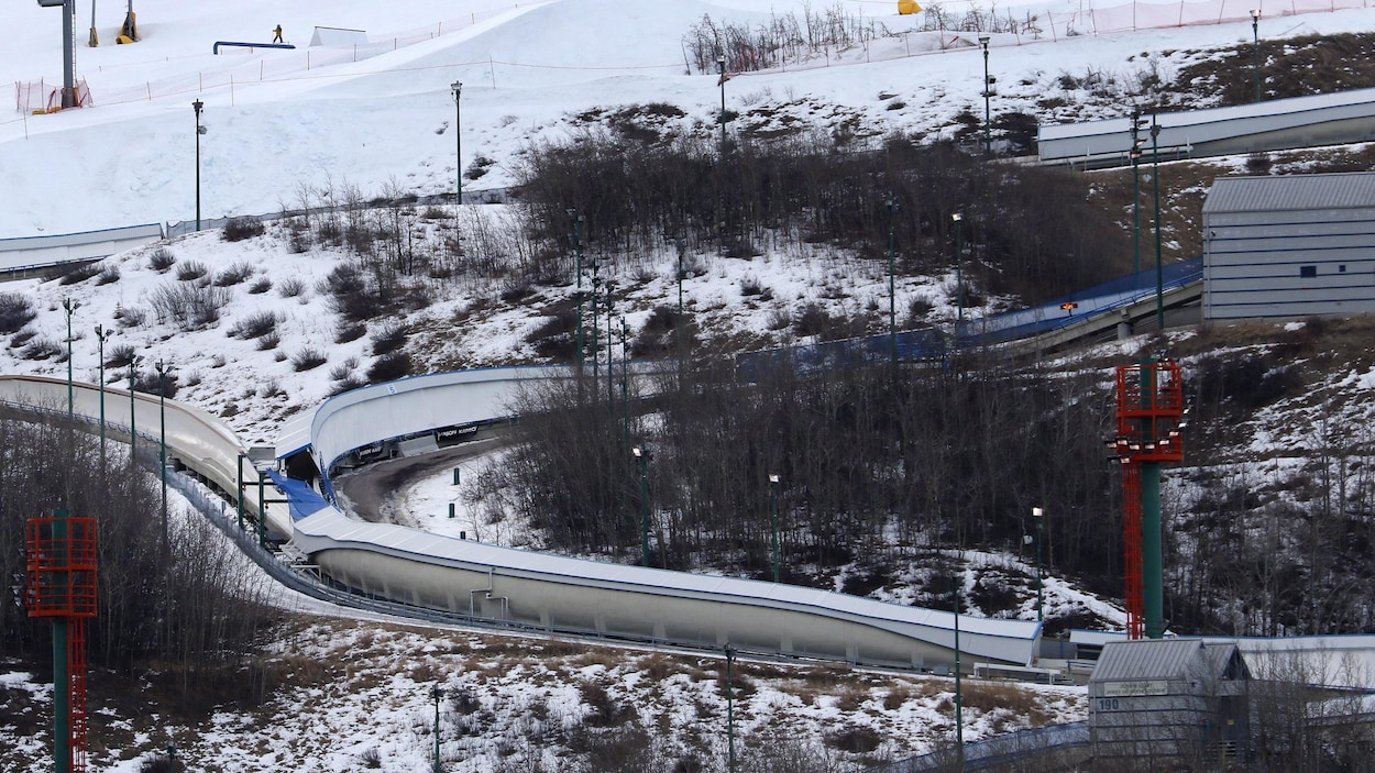 Une piste de bobsleigh au Parc olympique Winsport Une piste de bobsleigh au Parc olympique Winsport