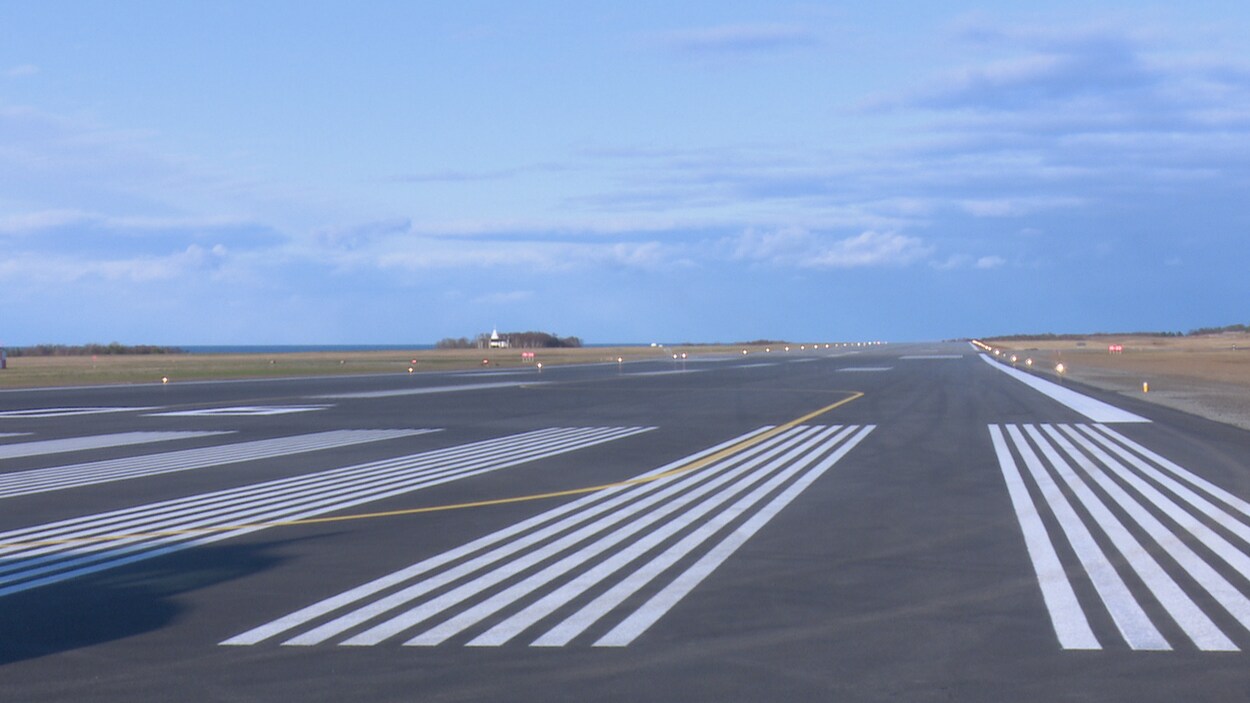 La piste principale de l'aéroport de Mont-Joli.
