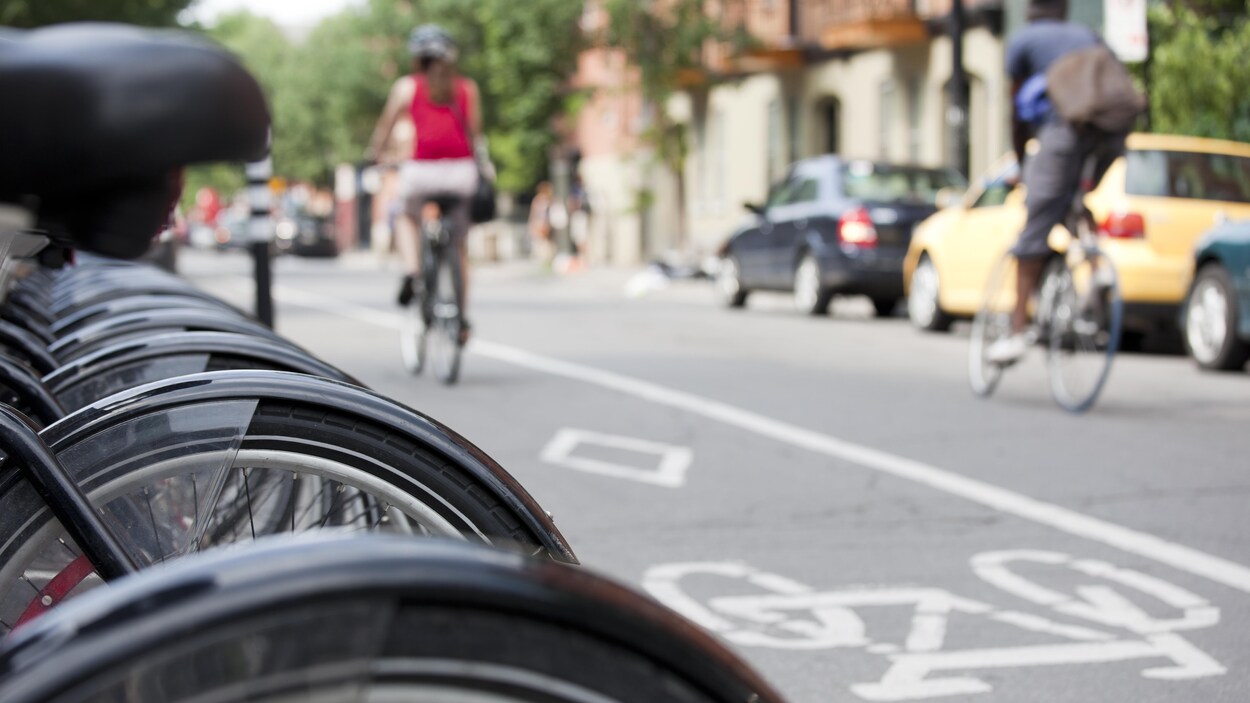 Une personne à vélo sur une piste cyclable Une personne à vélo sur une piste cyclable