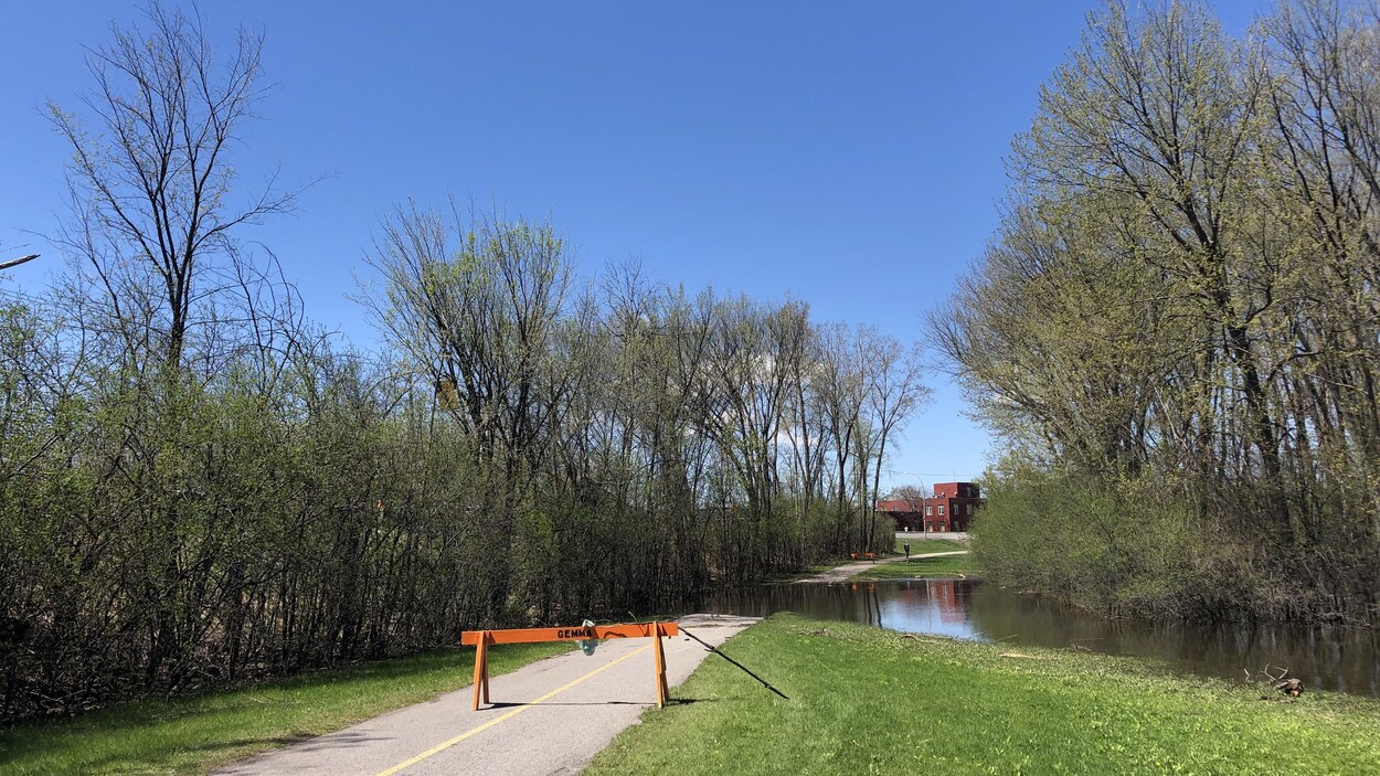 Une piste cyclable inondée dans un parc de Gatineau. Une piste cyclable inondée dans un parc de Gatineau.