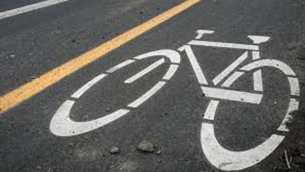 Logo sur asphalte d’un vélo sur une piste cyclable