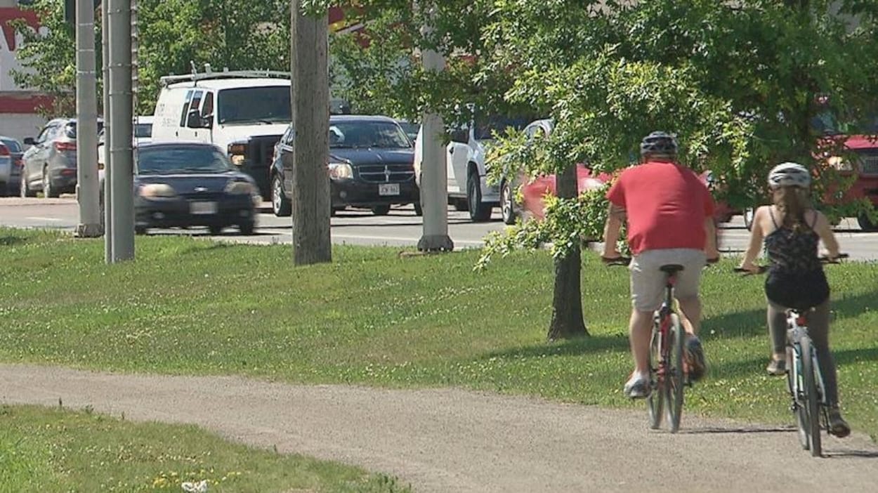 Une piste cyclable avec deux personnes à vélo. Une piste cyclable avec deux personnes à vélo.