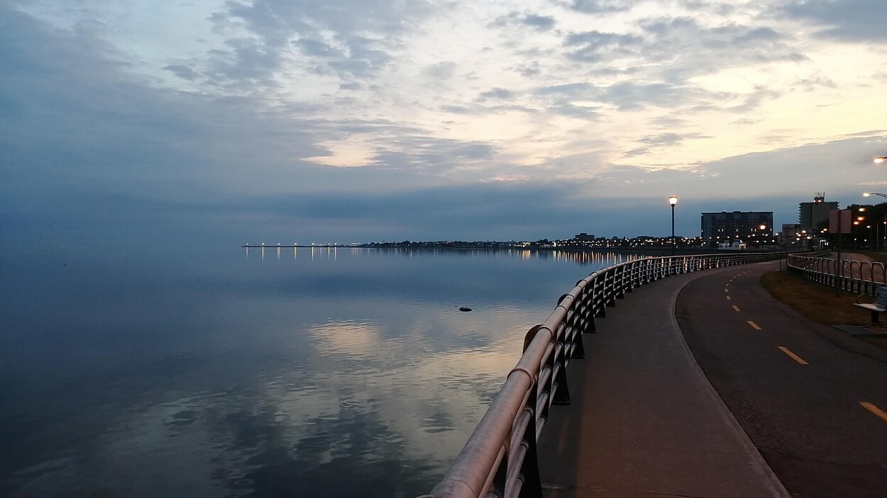 Une piste cyclable le long de la route 132 borde le fleuve Saint-Laurent.