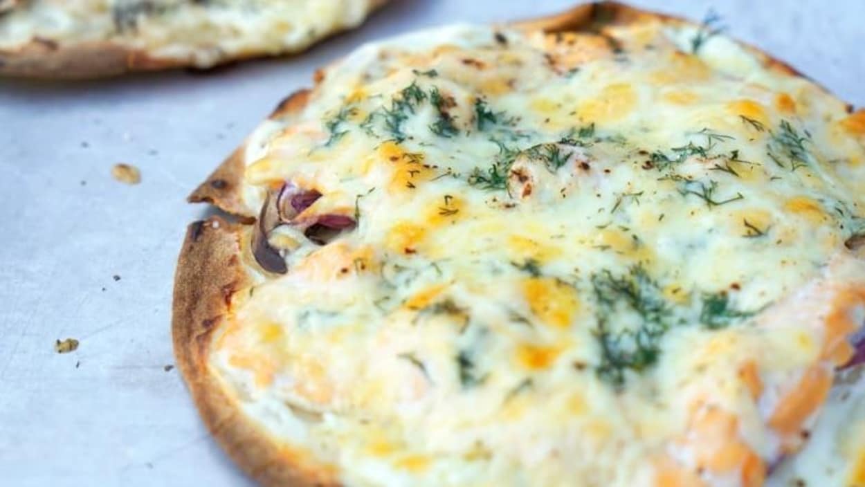 De petites pizzas avec beaucoup de garnitures.