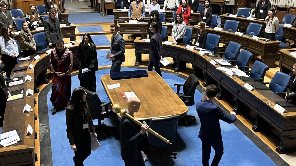 Parlement jeunesse franco-manitobain : de jeunes leaders enfilent le costume de politicien