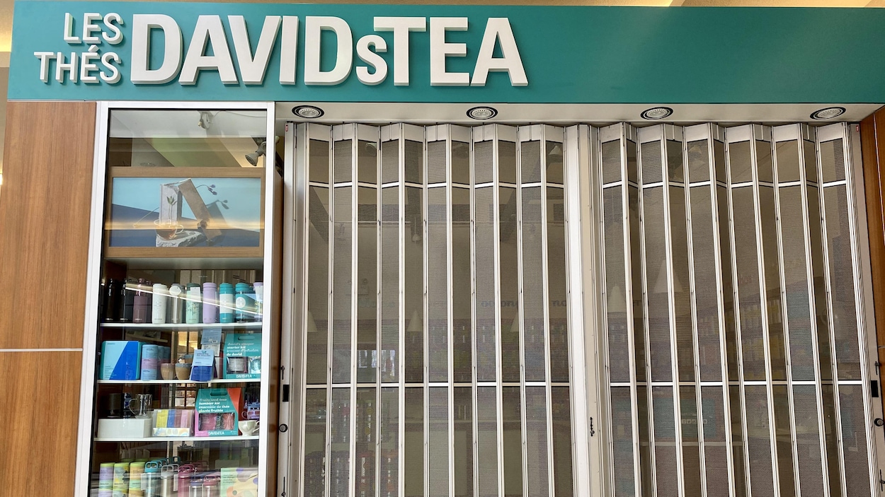Une boutique DavidsTea est fermée.