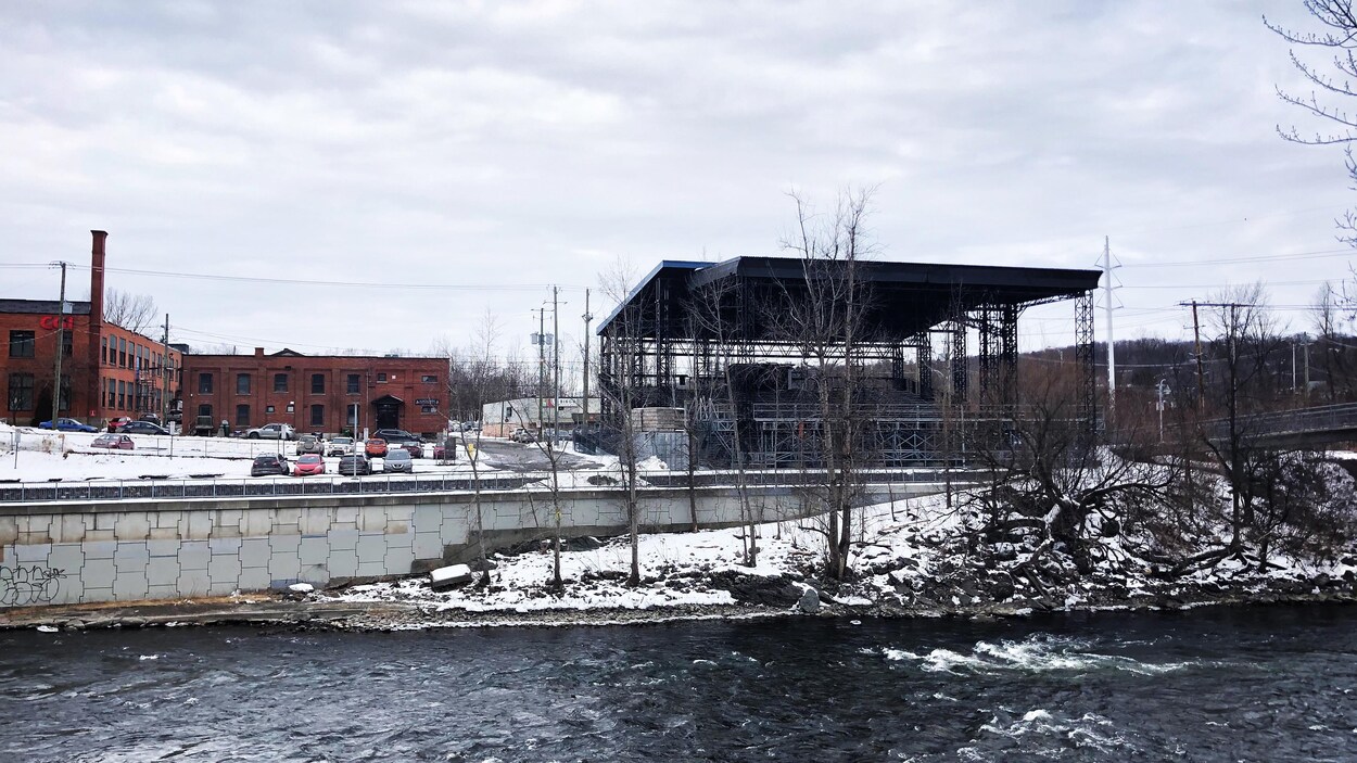 Une vue de loin de la place Nikitotek, située sur le bord d'une rivière.