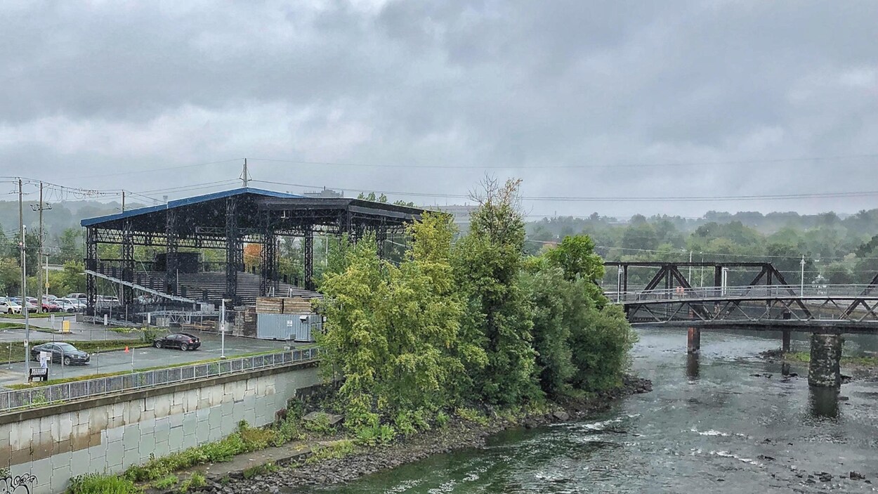 La place Nikitotek avec en avant-plan la rivière Saint-François