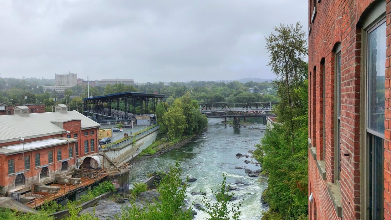 la rivière Saint-François avec, à gauche, la place Nikitotek