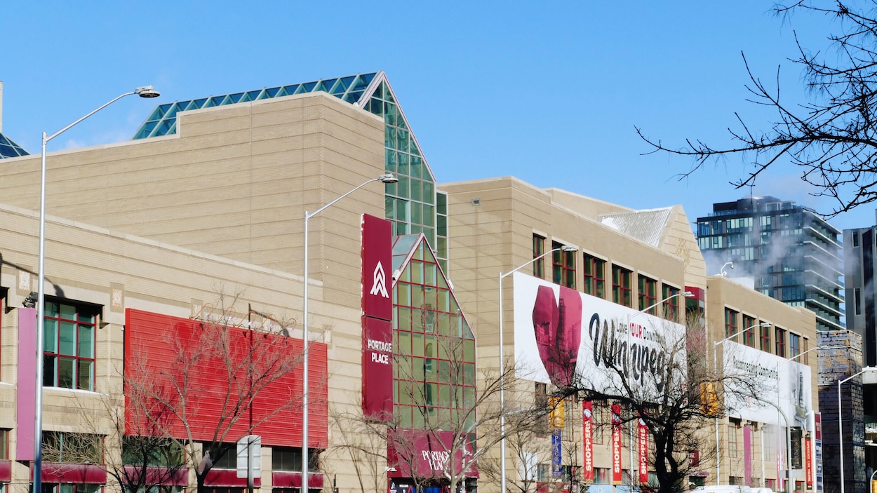 Une pharmacie et une épicerie ouvriront à la Place Portage