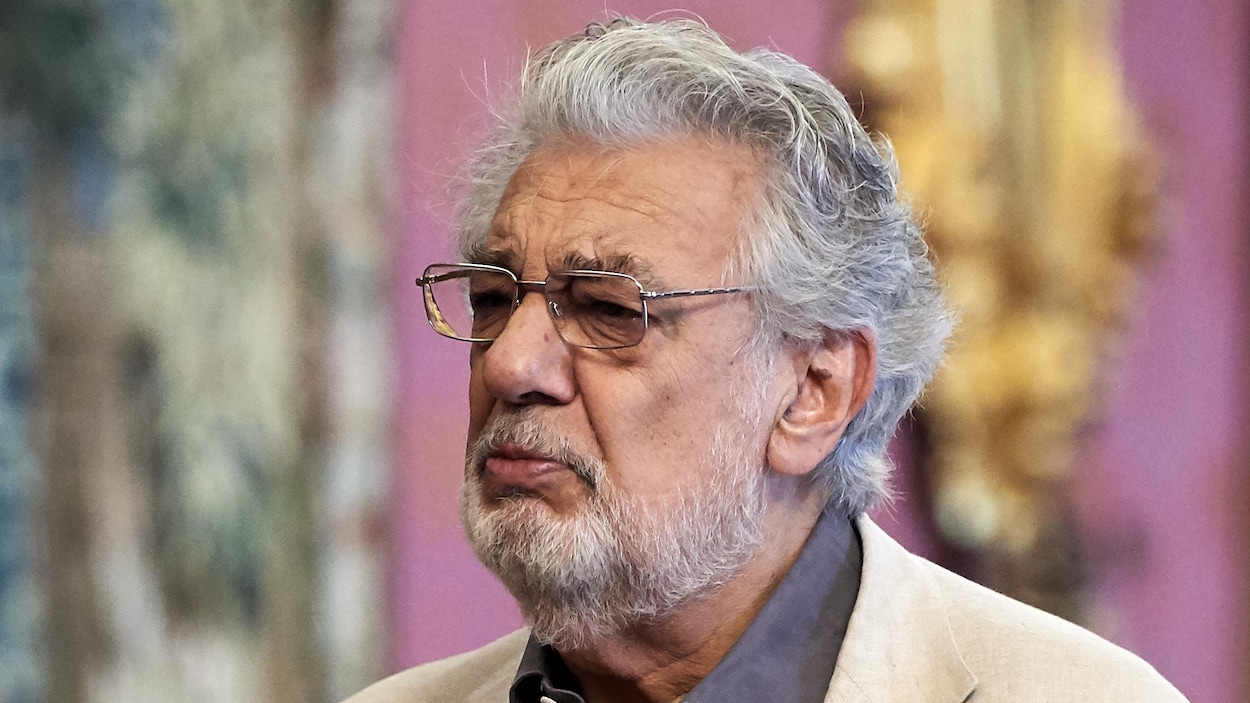 Le chanteur d'opéra Plácido Domingo semble faire la moue devant la caméra, lors de la présentation de l'opéra « Giovanna d'Arco » à Madrid, en Espagne.