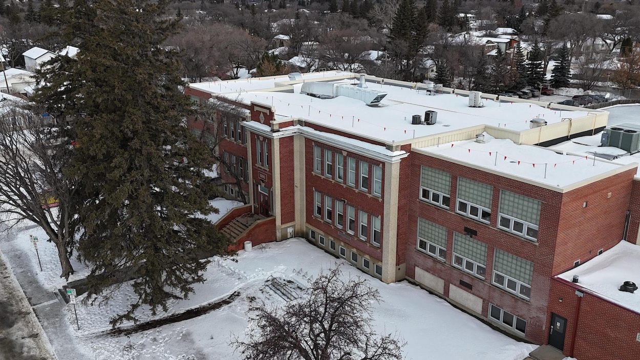 Une partie du plafond de la bibliothèque du Pavillon Monique-Rousseau à Saskatoon s’est détachée.