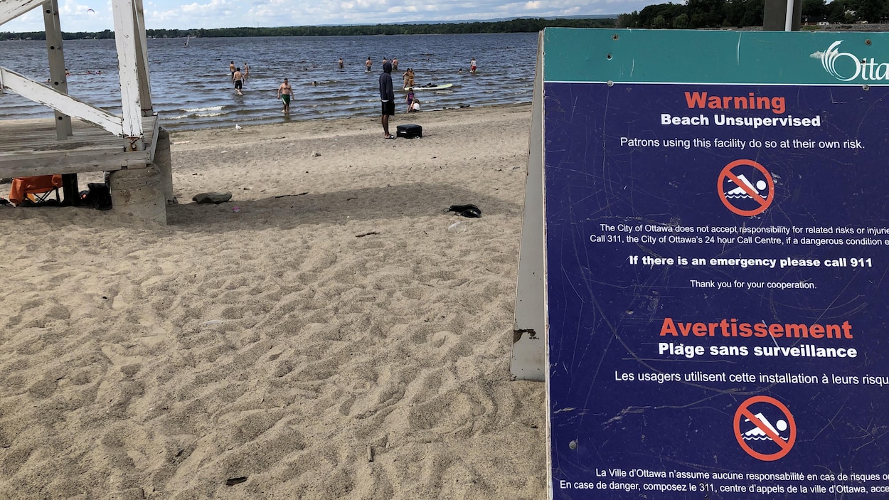 Un panneau qui indique que la plage Britannia est fermée au public.