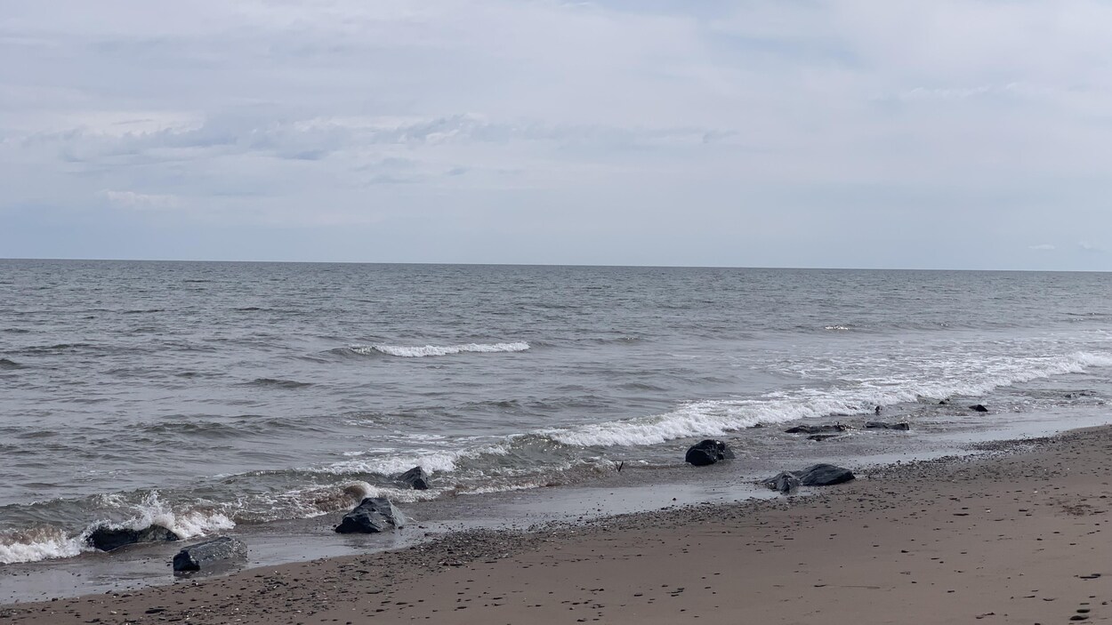 Des résidents de RivièreduPortage à la rescousse de leur plage RadioCanada.ca