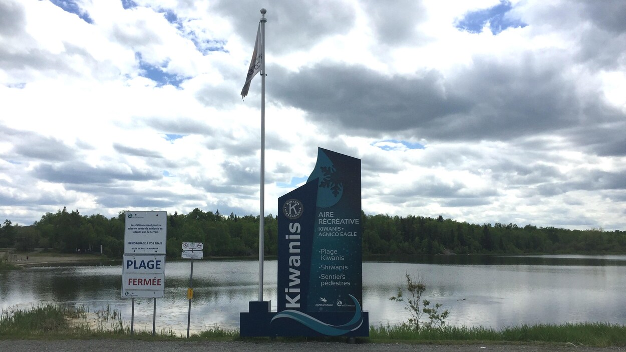 Une affiche indique Kiwanis, plage fermée.