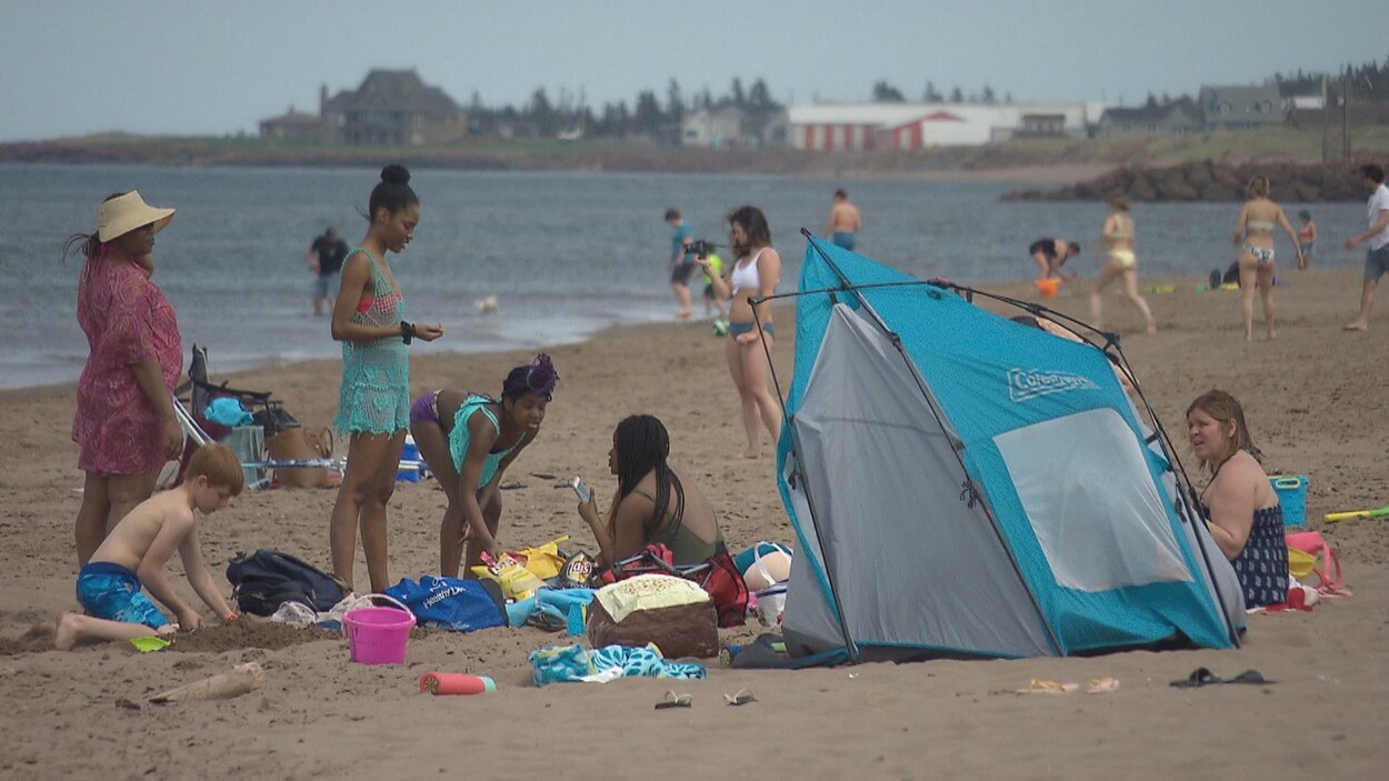 Des gens à la plage.