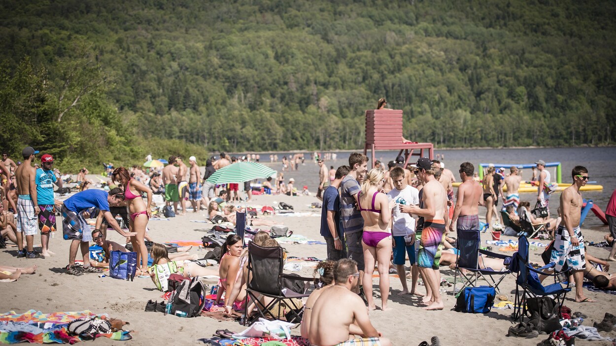 Des plaisanciers sur la plage de Pohénégamook.