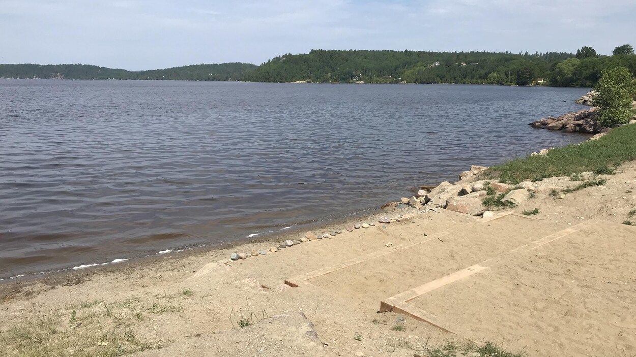 Une petite plage au bord du lac Témiscamingue.