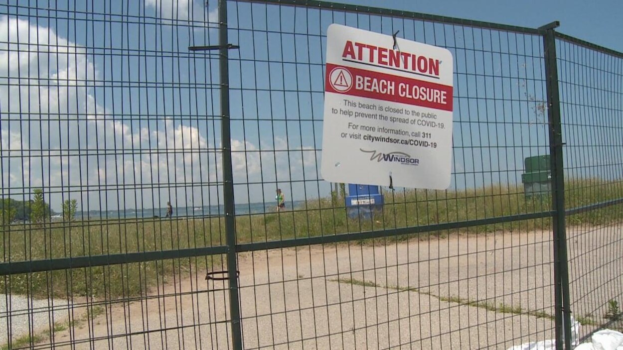 Une plage barricadée