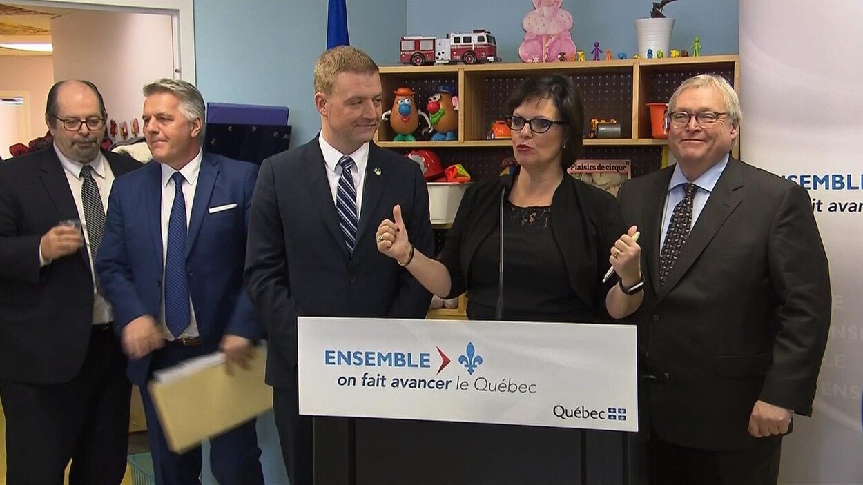 Lucie Charlebois ministre déléguée à la santé publique accompagnée du ministre de la Santé Gaétan Barrette, Luc Fortin, ministre de la Famille, Laurent Lessard, ministre de l'Agriculture et M. Geoffrey Kelley, ministre responsable des Affaires autochtones.