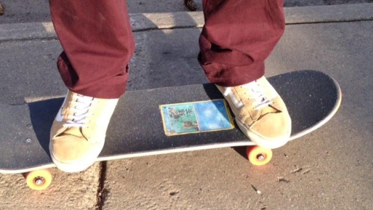 Les pieds d'une personne sur une planche à roulettes.
