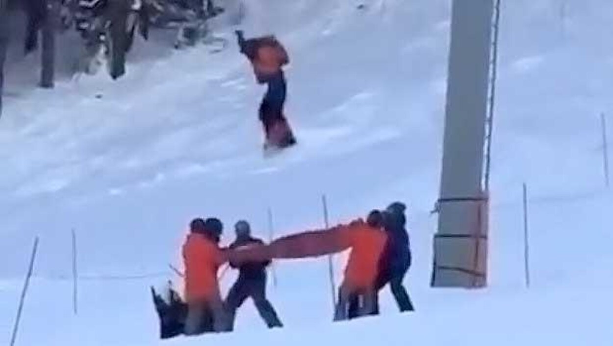 Un planchiste a chuté d’environ 8 mètres après s’être retrouvé suspendu d’un télésiège à Whistler en Colombie-Britannique.