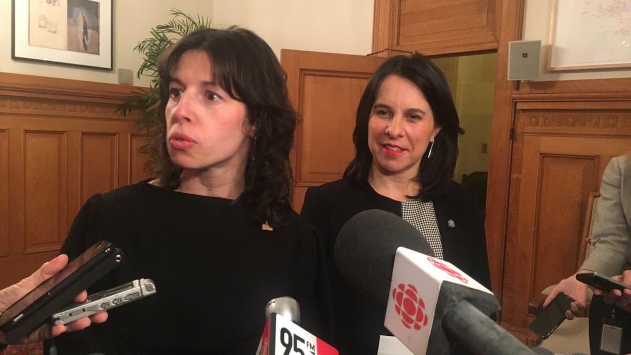 La conseillère de Ville dans l'arrondissement de Verdun, Marie-Josée Parent, et la mairesse Valérie Plante, en point de presse