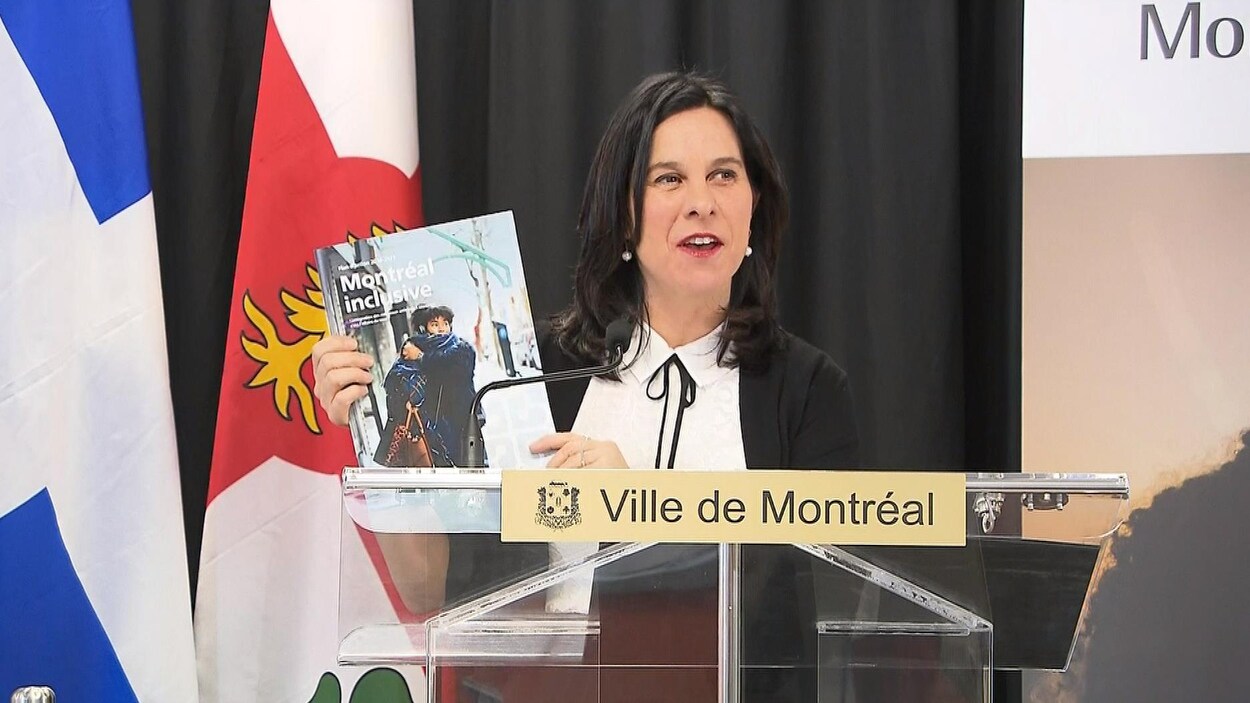 La mairesse présente le document aux journalistes.