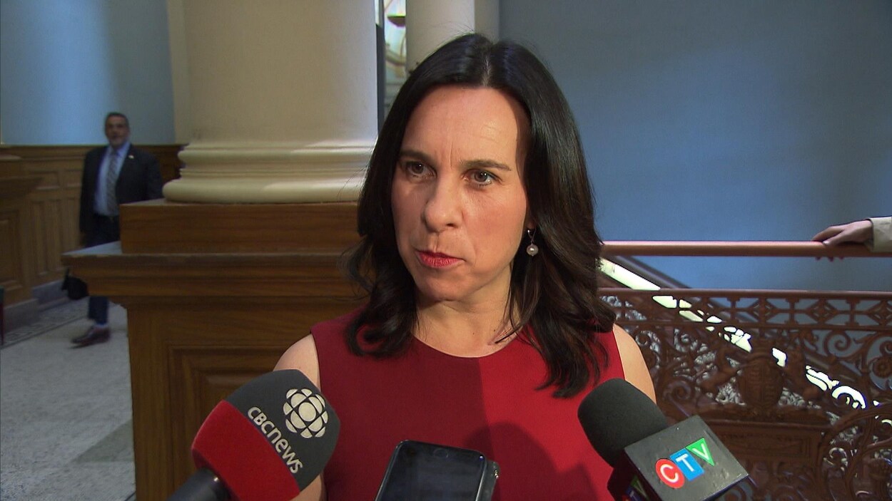 Valérie Plante lors d'une mêlée de presse à l'hôtel de ville de Montréal.