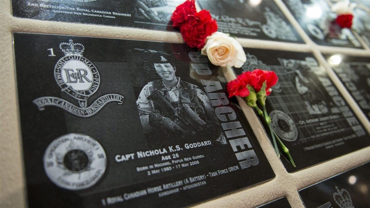 Des fleurs à la mémoire du capitaine Nichola Goddard, première femme des Forces canadiennes à perdre la vie en Afghanistan Des fleurs à la mémoire du capitaine Nichola Goddard, première femme des Forces canadiennes à perdre la vie en Afghanistan