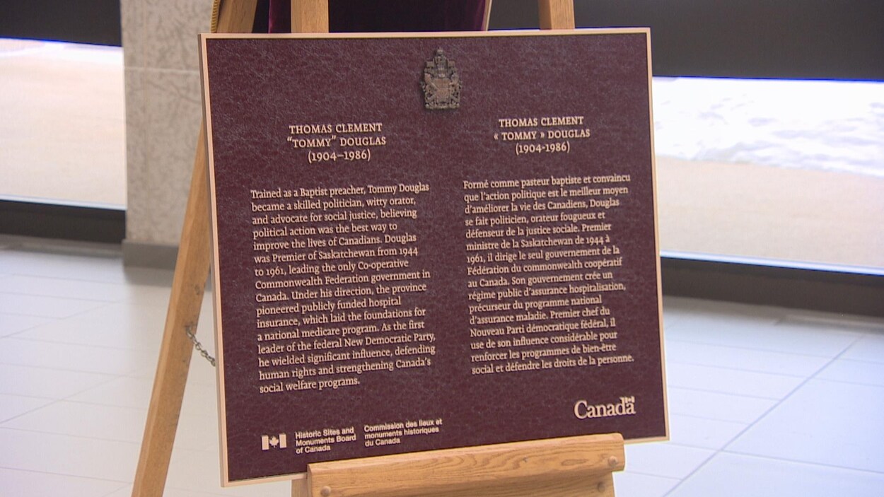 Une plaque avec à gauche, un texte en anglais et à droite un texte en français.