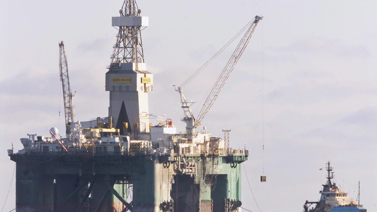 Une plateforme de forage en mer. Une plateforme de forage en mer.