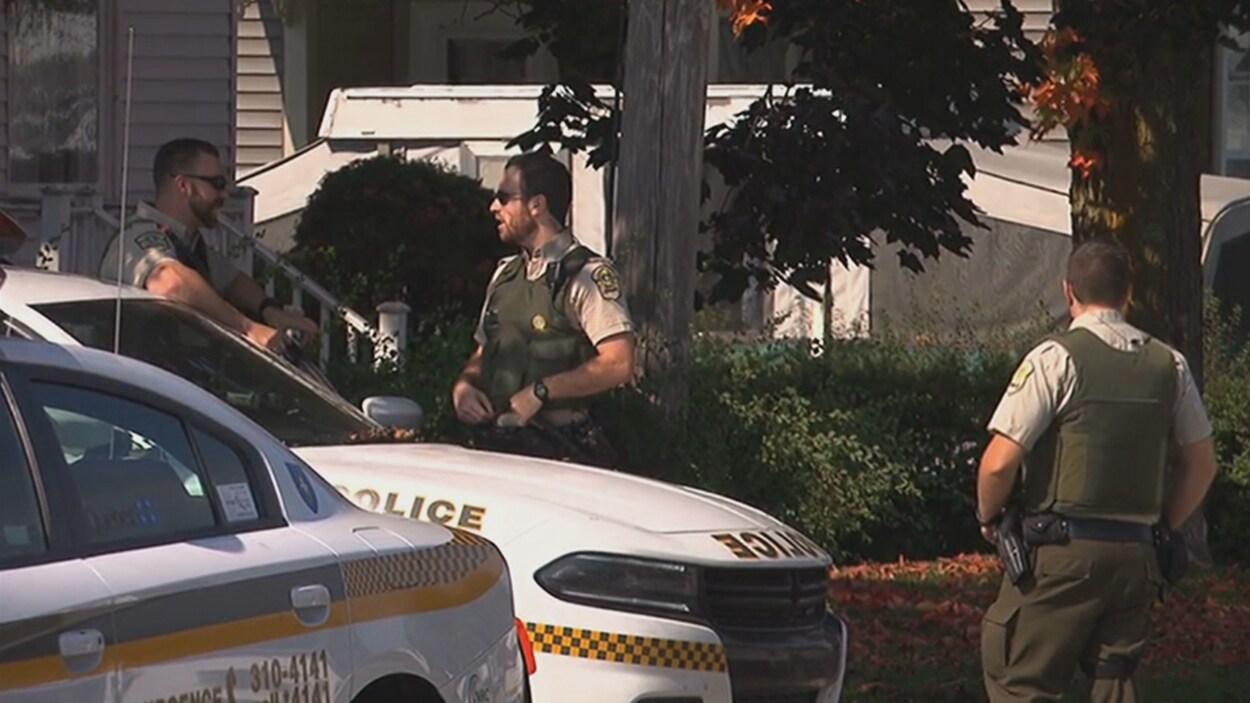 Des agents de la Sûreté du Québec ont mené une opération policière dans un quartier résidentiel de Plessisville le 23 septembre.