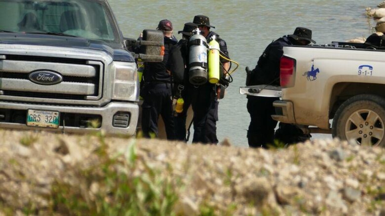 Des plongeurs de la GRC à Gillam.