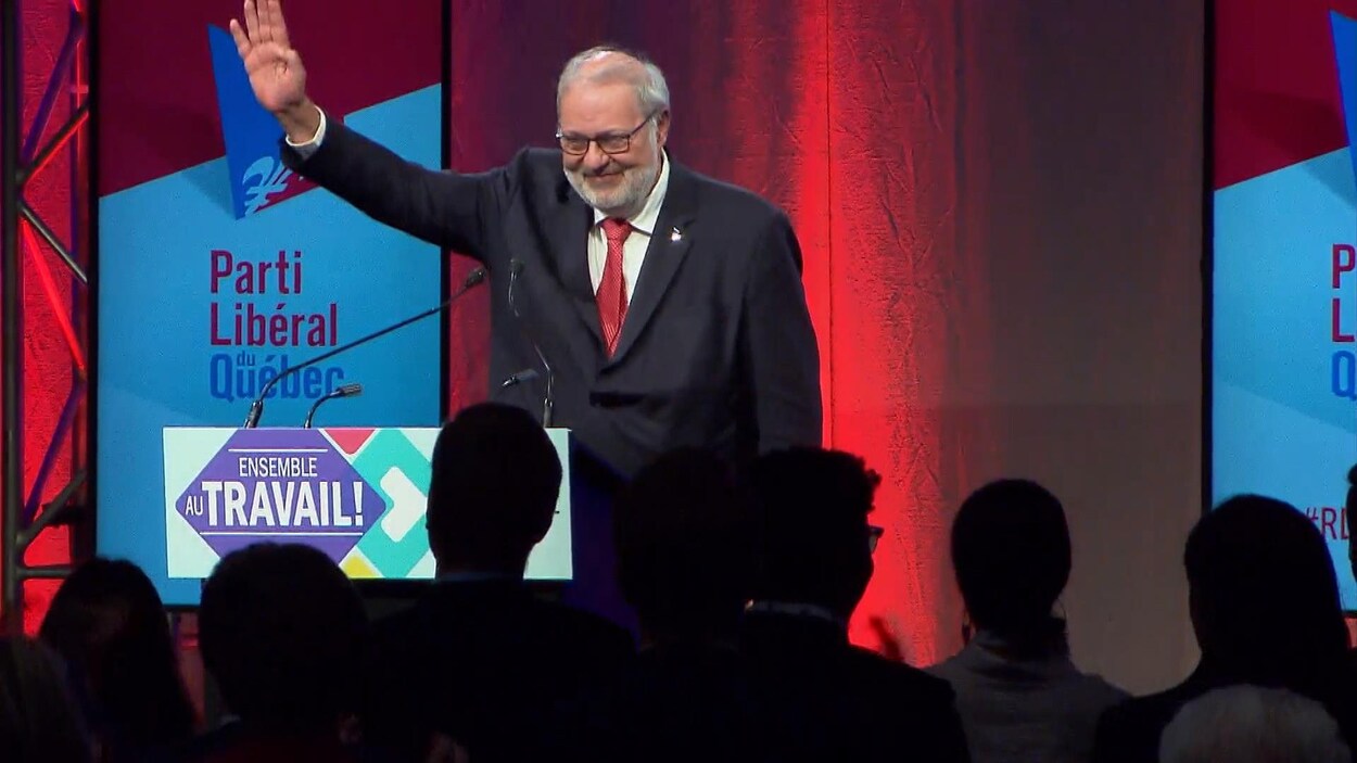 Pierre Arcand salue la foule.