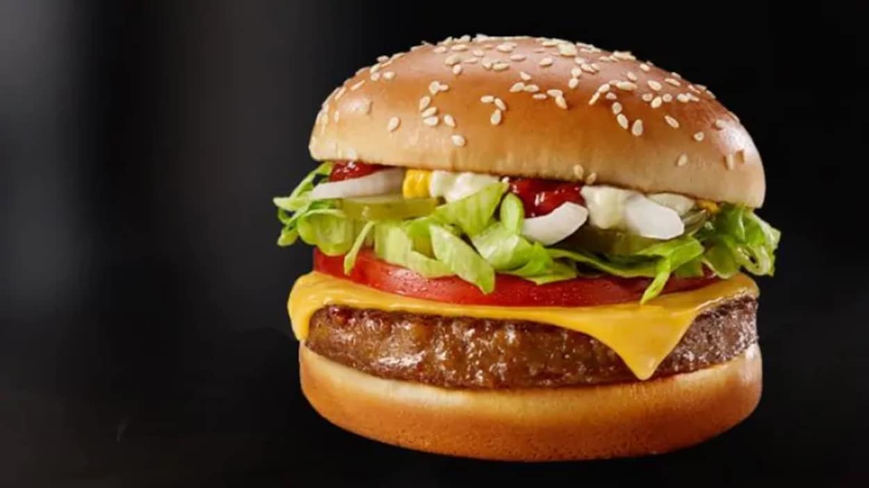 Un burger P.L.T., de McDonald's, à base de protéines végétales.