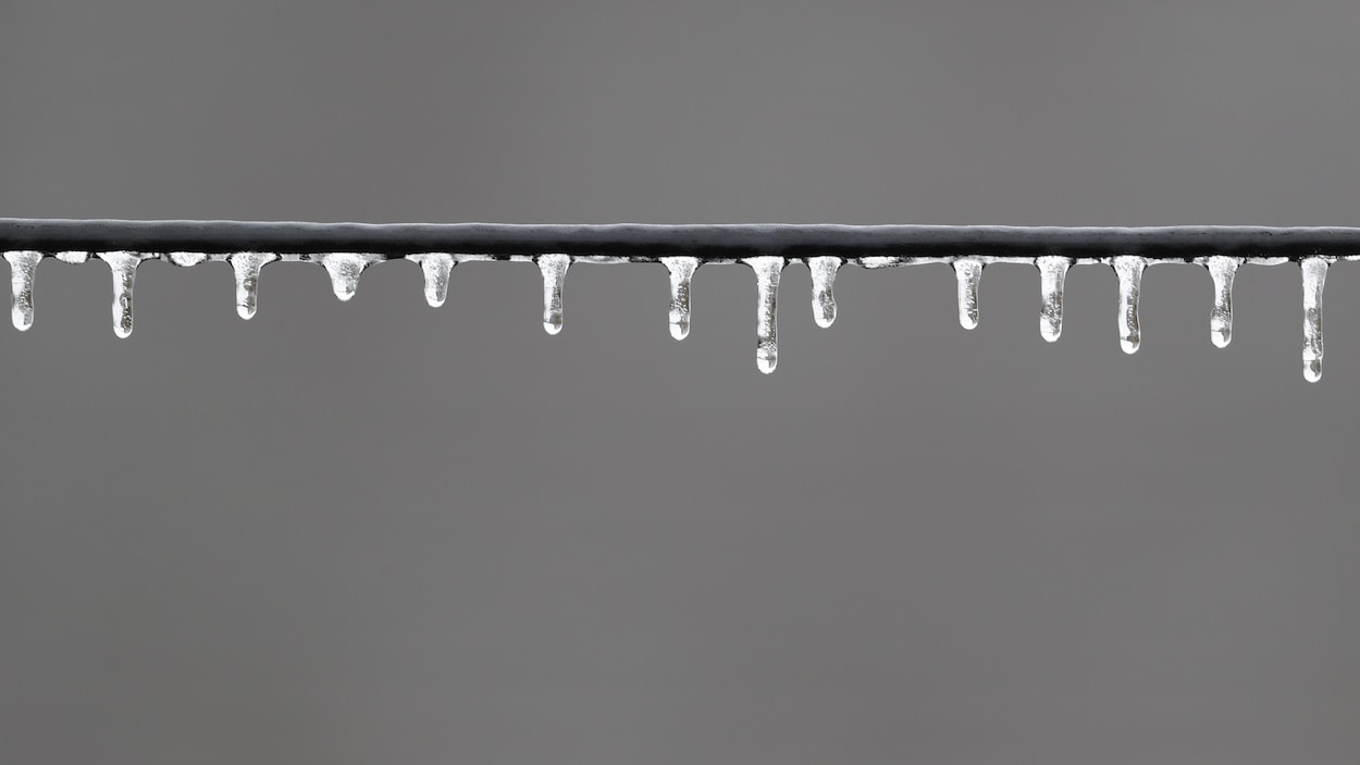 De la glace sur un fil électrique