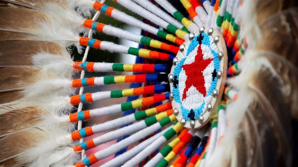 Une coiffe de plumes autochtone Une coiffe de plumes autochtone