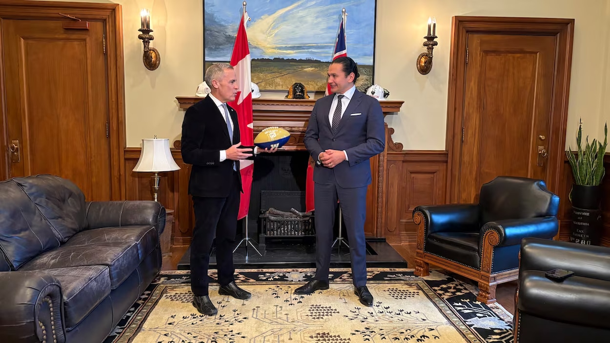 Wab Kinew porte le dossier de la récente panne du 911 au Manitoba devant Mark Carney