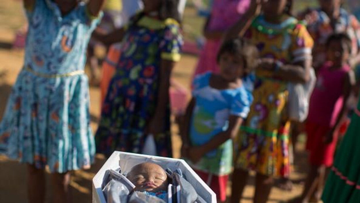 Un bébé dans un cercueil