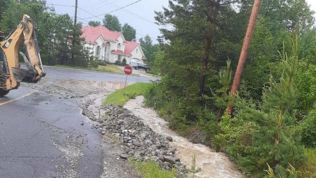 Une rue endommagée.