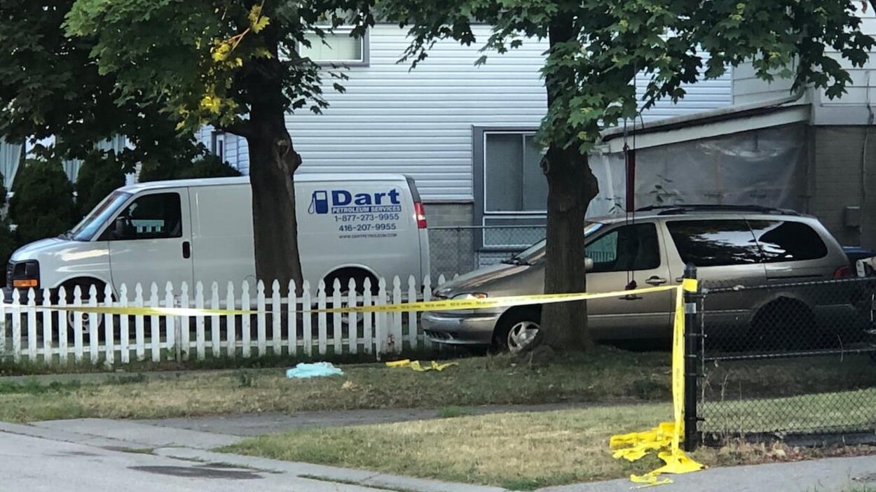 La devanture d'une maison avec un ruban jaune de la police.