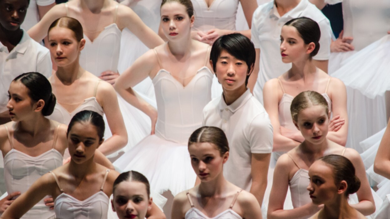 Point d'équilibre, un documentaire de Christine Chevarie-Lessard. On aperçoit de jeunes ballerines et un jeune danseur. Ils sont tous en blanc.